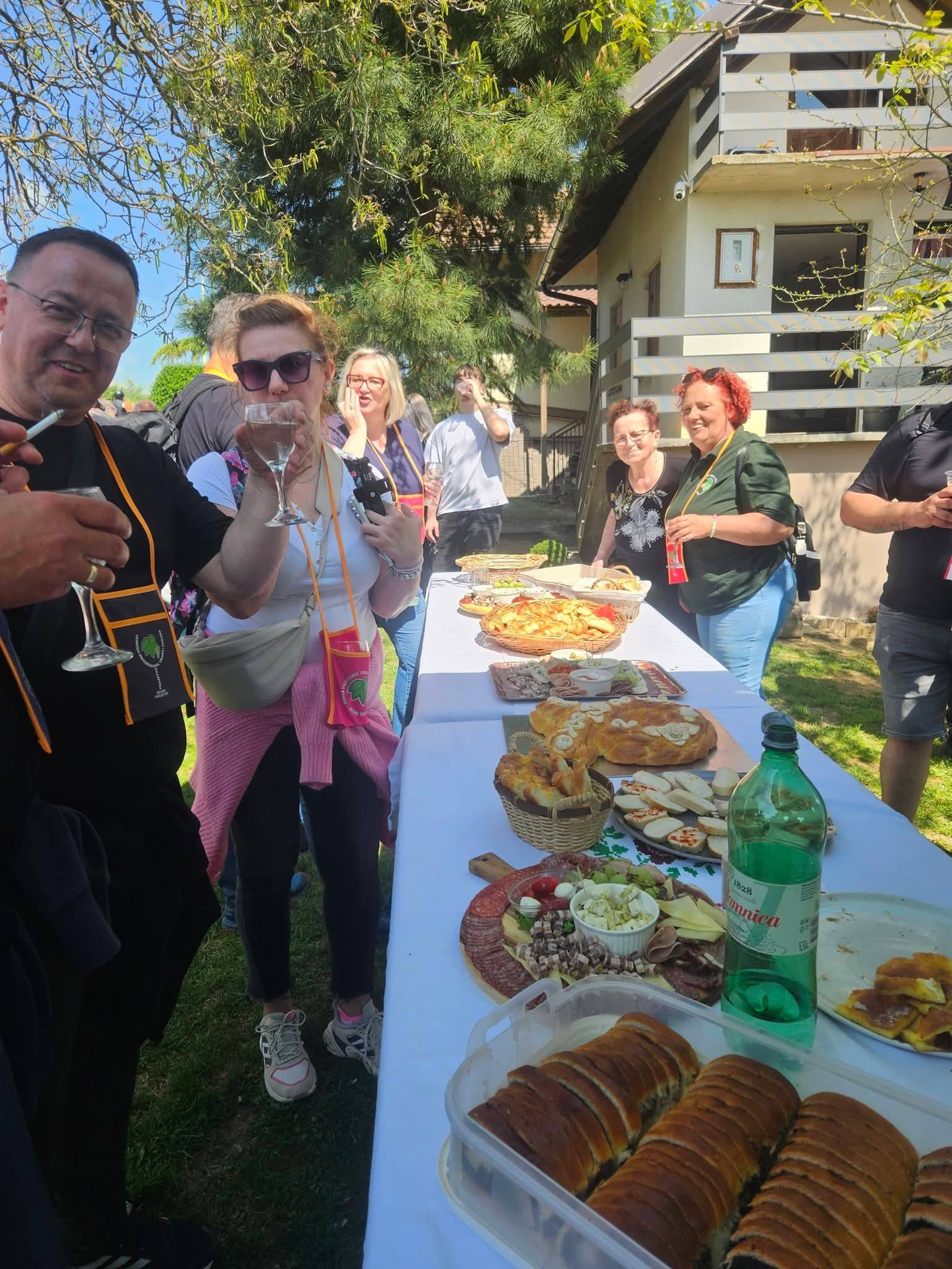 Sudionici uz vino na događaju